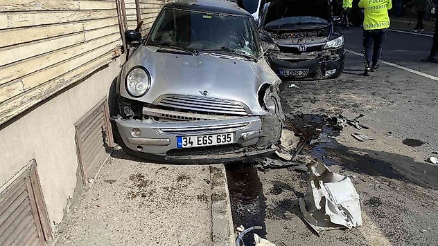 Beykoz'da servis minibüsü ile otomobil kafa kafaya çarpıştı: 1 yaralı