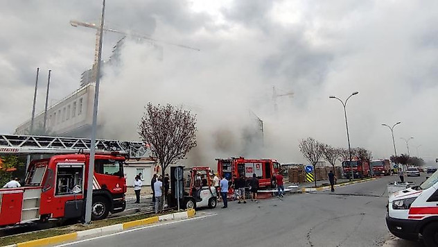 Beylikdüzü'ndeki bir depoda çıkan yangında dumanlar etrafı kapladı