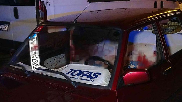 Bıçakla birbirlerine girdiler, otomobil kana bulandı