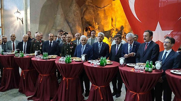 Binali Yıldırım memleketi Erzincan'da bayramlaşma programına katıldı