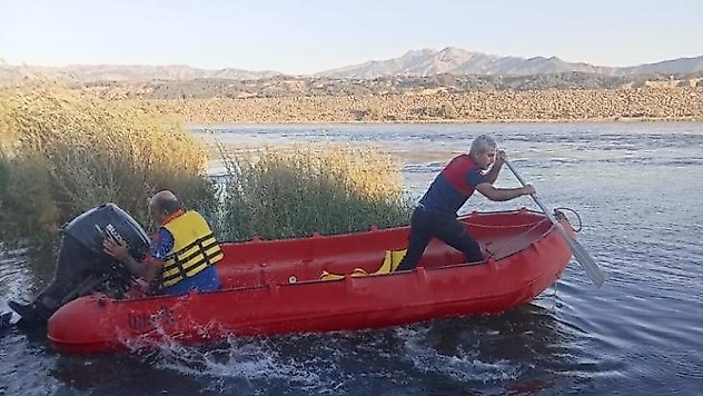Bingöl'de baraj ortasında mahsur kalan vatandaşı ekipler kurtardı