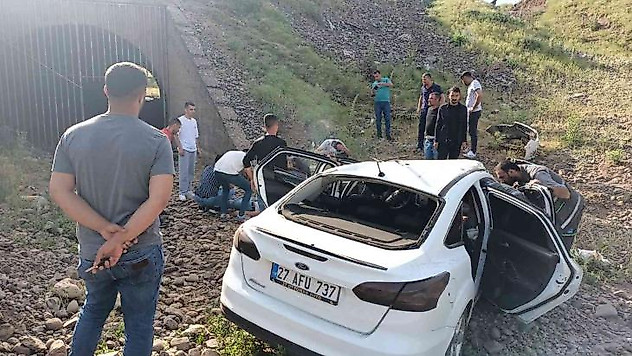 Bingöl'de otomobil şarampole yuvarlandı: 3 yaralı