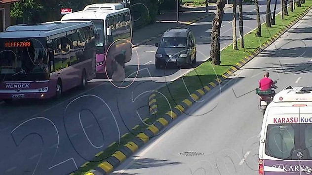 Bir anda yola fırlayan kadına hafif ticari araç işte böyle çarptı