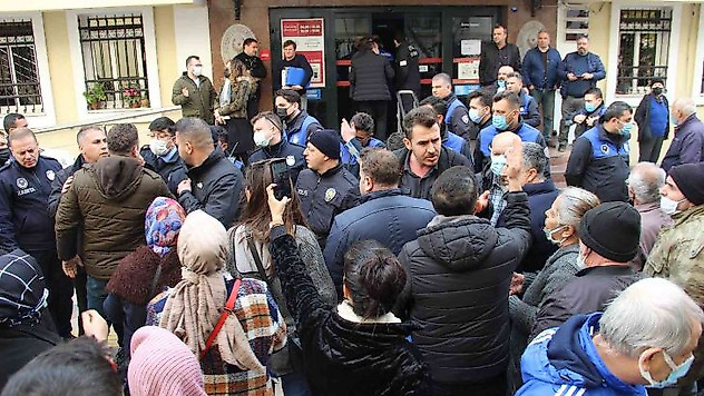 Bornova Belediyesi önünde zabıta ile vatandaş arasında gerginlik