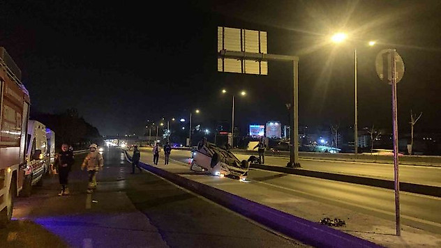 Bostancı'da otomobil takla attı: Araçtaki iki kişi yara almadan kurtuldu