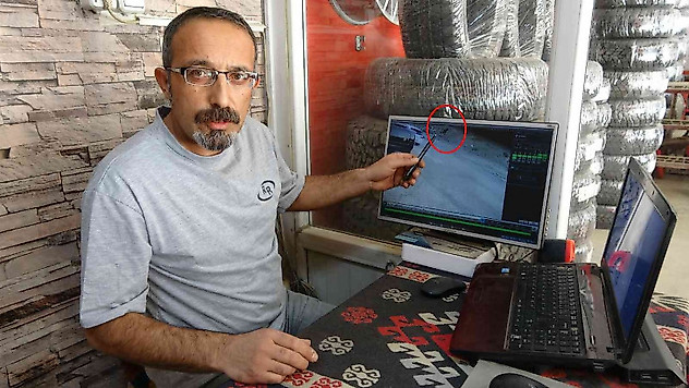 Boynuna ip dolanan koyun, bir esnaf tarafından kurtarıldı