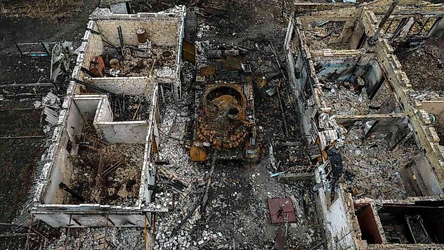 Brovary'de evlerin bahçelerine saklanan Rus tankları imha edildi