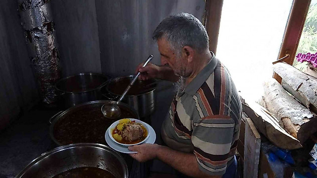 Bu lokantada müşterilere sunulan haşlamanın suyu hiç bitmiyor