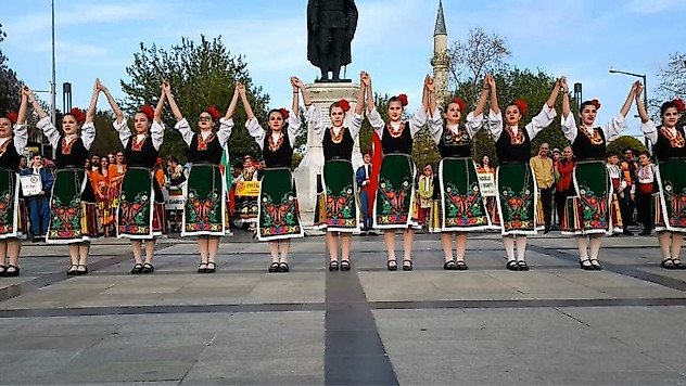 Bulgar folklor ekibi ve vatandaşlar Edirne'de Ankara havası oynadı