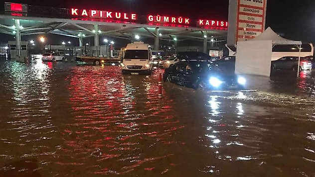Bulgaristan-Edirne sınırında sel: Yollar kapandı araçlar mahsur kaldı