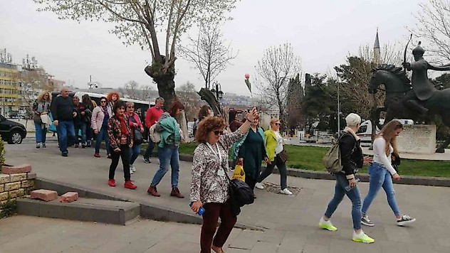 Bulgarlar bu sefer orayı hedef aldı: Alışveriş sonrası bol bol gezdiler