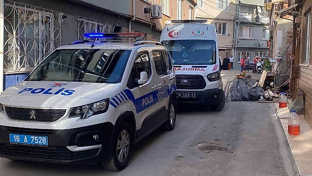 Bursa'da 3 katlı binada yangın: 1 kişi ağır yaralandı