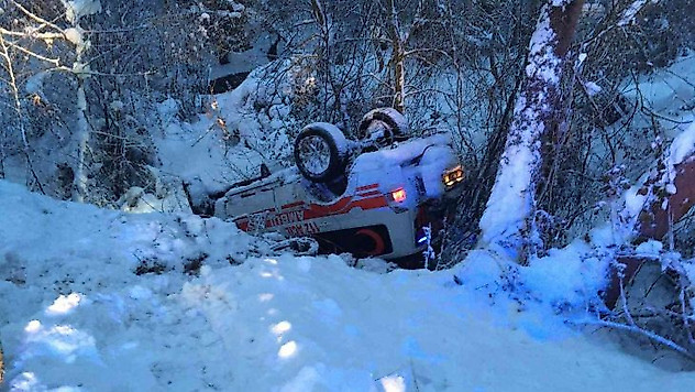 Bursa'da ambulans kaza yaptı, personel ölümden döndü