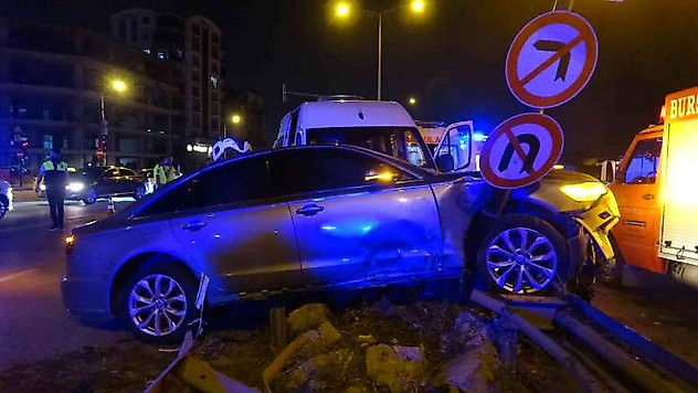 Bursa'da işçi servisi ile otomobil kafa kafaya çarpıştı: 6 yaralı