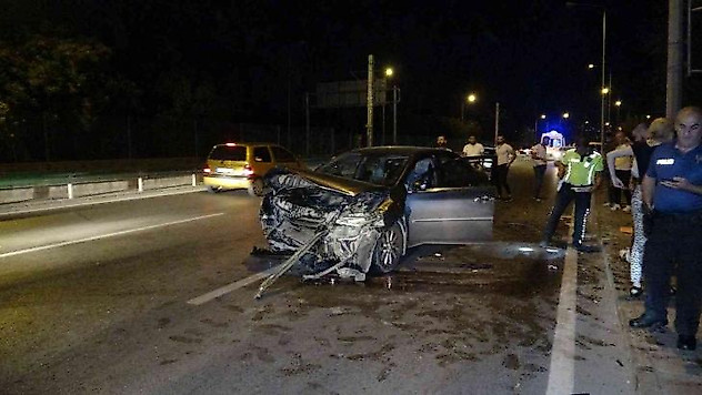 Bursa'da kontrolden çıkan araç önce bariyerlere sonra otomobile çarptı: 1'i ağır 2 yaralı