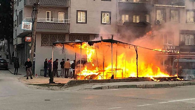 Bursa'da manav dükkanında yangın çıktı, alevler araçlara sıçradı