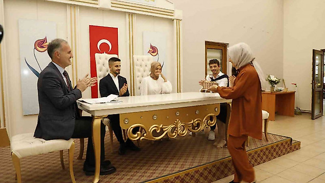Bursa'da nikah masasında doğum günü sürprizi