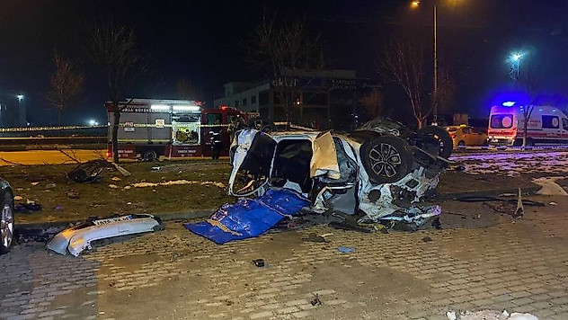 Bursa'da otomobil taklalar atarak 50 metre sürüklendi: 2 ölü