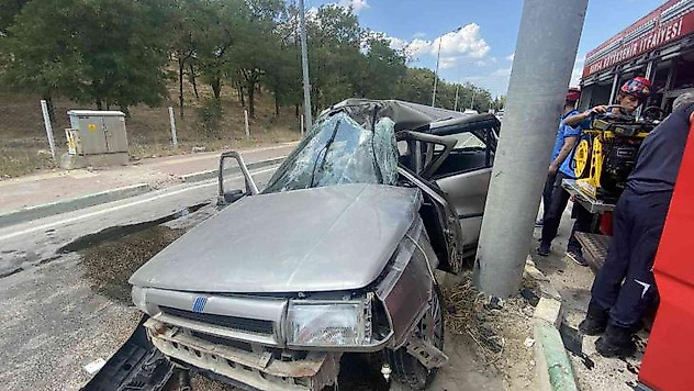 Bursa'da otomobil yön levhasına çarptı, hurdaya döndü: 1 ağır yaralı