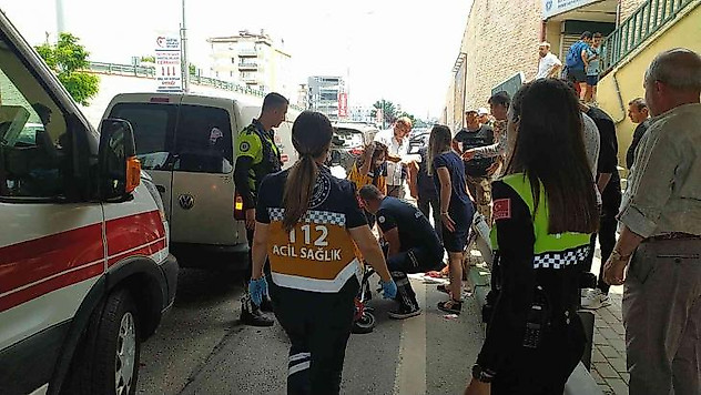 Bursa'da otomobile arkadan çarpan hafif ticari şoförü yaralandı
