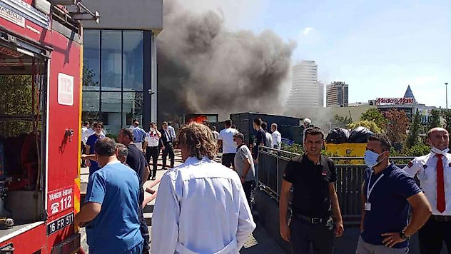 Bursa'da özel bir hastanenin trafosunda çıkan yangın paniğe neden oldu