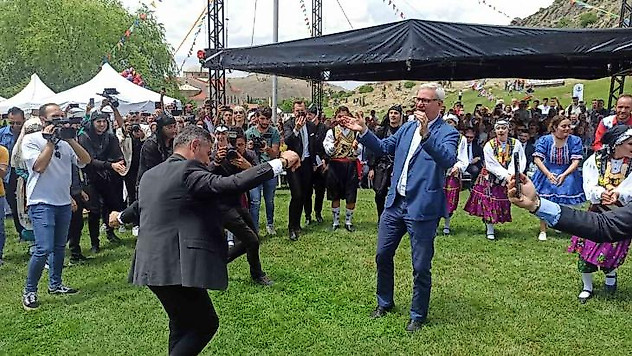 Büyükelçi Peteris Vaivars'ın başarılı 'Erik Dalı' oyunu performansı