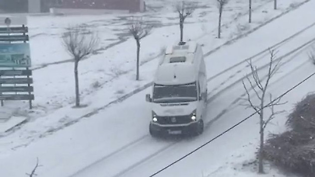 Buzda araçların dansı...O anlar kamerada