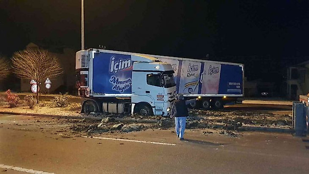 Buzlu yolda kayan tır makas kesti