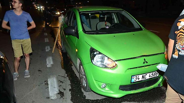 Cadde üzerinde kavga edenlere otomobil çarptı: 1 yaralı