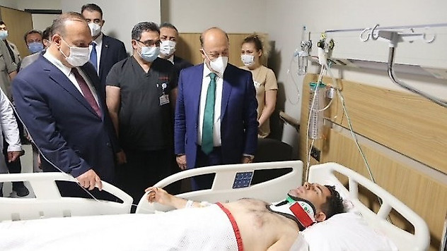 Çalışma ve Sosyal Güvenlik Bakanı Vedat Bilgin, trafik kazasında yaralanan polis memurunu ziyaret etti