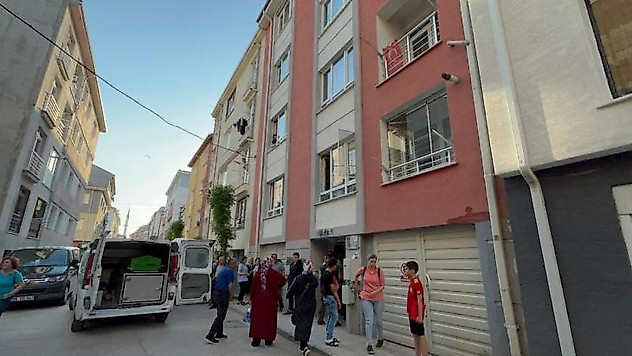 Cam silerken 3. kattan düşen kadın hayatını kaybetti