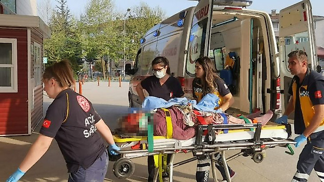 Çamaşır asarken asansör boşluğuna düşen kadın ölümden döndü