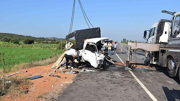 Çanakkale'de otomobil ile kamyonet kafa kafaya çarpıştı: 3 yaralı