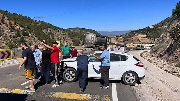 Çankırı'da otomobil bariyerlere çarptı: 2 yaralı