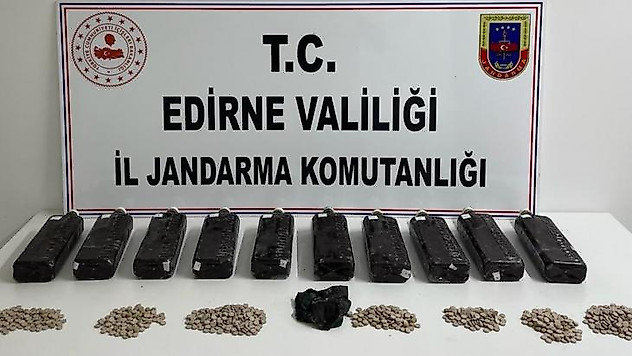 Çantasından 13 kilogram afyon sakızı ile 967 adet uyuşturucu hap çıktı