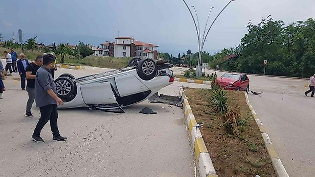 Çarpışan otomobillerden biri ters döndü