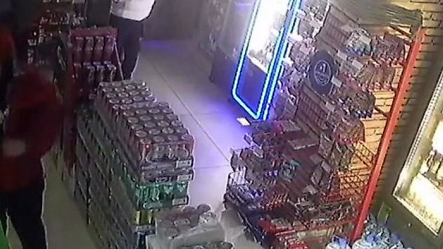 Çekmeköy'de tekel bayisinde perdeleme yöntemiyle içki çalan şahıslar kamerada