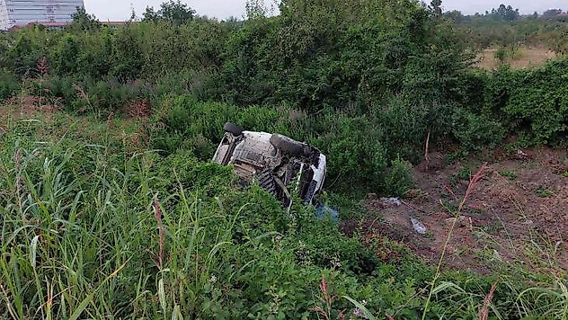 Cenazeye yolunda otomobil şarampole yuvarlandı: 2 yaralı