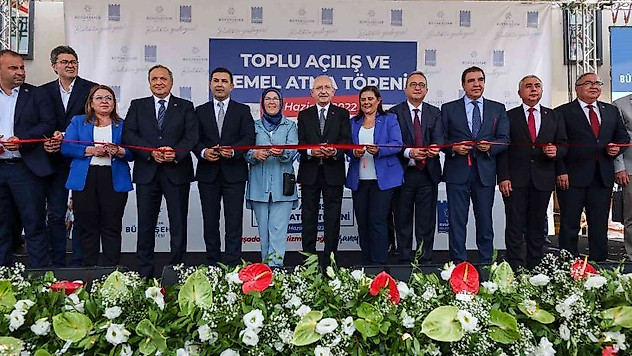 Kılıçdaroğlu, Kuşadası'nda toplu açılış ve temel atma törenine katıldı