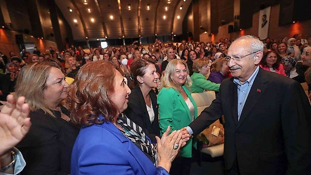 CHP lideri Kılıçdaroğlu, kadın kolları başkanlarıyla buluştu