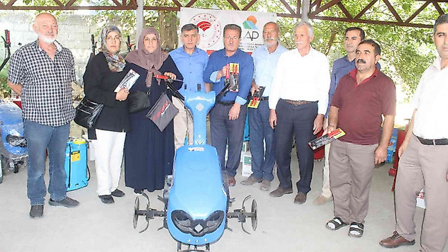 Çiftçilere tarım aletleri dağıtıldı