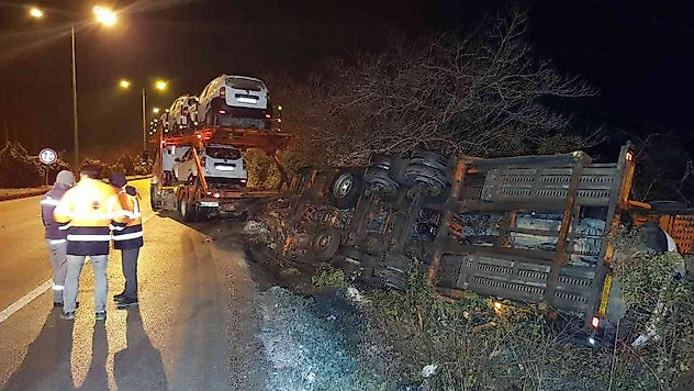 Cip taşıyan tır buzlanan yolda devrildi
