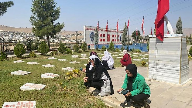 Cizreli kadınlar bombalı saldırıda şehit olan 12 polisi unutmadı