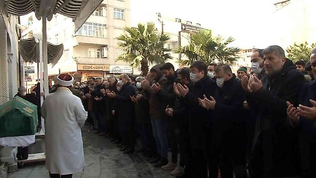Çocuğuyla fotoğraf çektikten birkaç saat sonra intihar eden polis son yolculuğuna uğurlandı