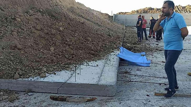 Çöken duvarın altında kalan usta hayatını kaybetti