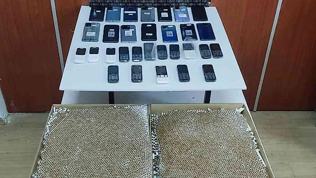 Çorlu'da kaçak telefon ve makaron ele geçirildi