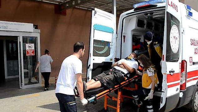 Çorlu'da kamyon kasasından düşen şoför yaralandı