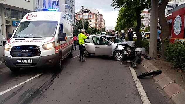 Çorlu'da otomobil beton direğe çarptı: 1 ölü
