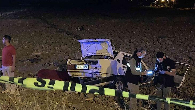 Çorum'da otomobil elektrik direğine çarptı: 1'i bebek 2 ölü, 3 yaralı