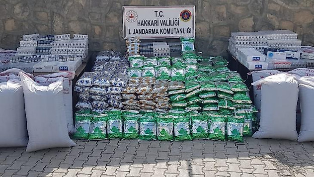 Çukurca'da kaçak çay ve sigara ele geçirildi
